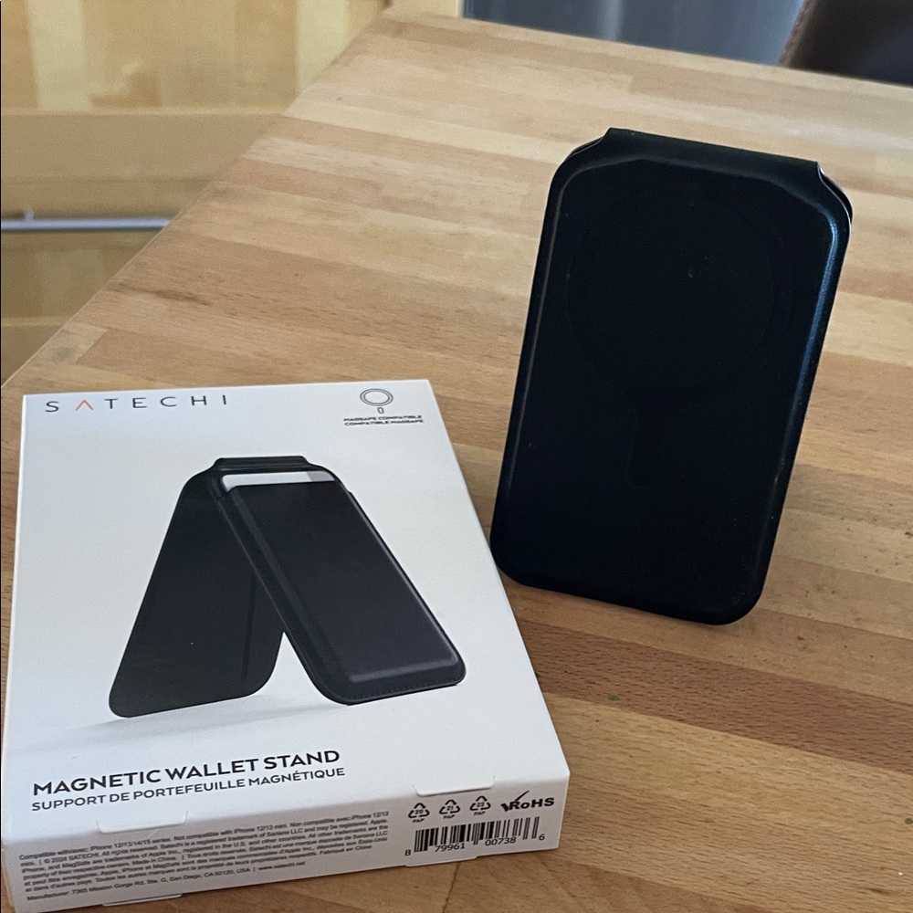 Satechi Magnetic Wallet Stand and card holder
